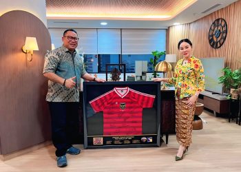 Ketua Pembina Batam Premier FC yang juga Anggota/Deputi Bidang Investasi, Fary Djemy Francis, serahkan  jersey resmi klub kepada Li Claudia Chandra. (Foto: Humas BP).