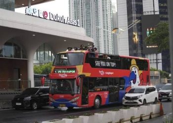 Unit bus Transjakarta Open Top Tour saat melintas di depan sebuah halte. Jakarta:  (Foto: Ist./Dok. Transjakarta).
