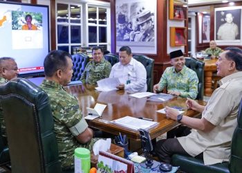 Menteri Kehutanan Raja Juli Antoni (berpeci) saat  menemui Menteri Pertahanan Sjafrie Sjamsoeddin di Kementerian Pertahanan, Jakarta Pusat, Senin, 27 Juli 2026. (Foto: Ist./ DOK. Biro Infohan Kemenhan).