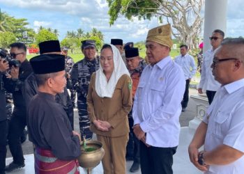 Menteri Koordinator Bidang Politik dan Keamanan (Menko Polkam) Jenderal TNI (Purn.) Djamari Chaniago bersama Kepala Staf Angkatan Laut (Ksal) Laksamana TNI Muhammad Ali meninjau Kabupaten Natuna, Kepulauan Riau (Dok: Istimewa untuk HMStimes)