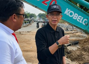 Kepala BP Batam, Amsakar Achmad saat meninjau lokasi pipa bocor di kawasan Muka Kuning. (Foto: Humas BP).