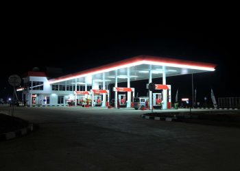 Suasana malam hari di Stasiun Pengisian Bahan Bakar Umum (SPBU) tempat penjualan BBM kepada konsumen. (Foto: Ist./ Kompas.com).