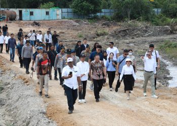 Meninjau persiapan Sekolah Rakyat Merah Putih di Rempang. (Foto: Humas BP).