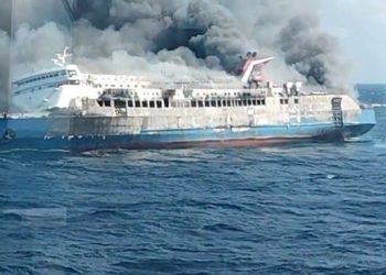 KMP Mutiara Sentosa-2 yang terbakar di perairan utara Pulau Madura. (Foto: Ist./ Tangkapan Layar).