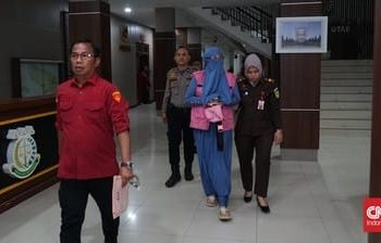 Tim tangkap buron (Tabur) Intelijen Kejaksaan Tinggi (Kejati) Sumatra Utara menangkap Direktur CV Hasian Abadi Group, Farah Hasmina Harahap (baju biru). (Foto: Ist./ CNN Indonesia.com).