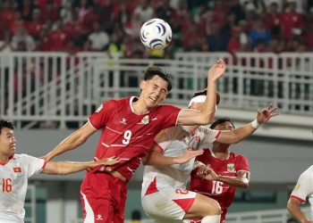 Penyerang Timnas Indonesia, Mitchell Baker (9), berduel udara dengan para pemain Vietnam pada laga ketiga Grup A Piala AFF 2026 di Stadion Pakansari, Bogor, Senin, 3 Agustus 2026 malam WIB. (Foto: Ist./ bola.com).