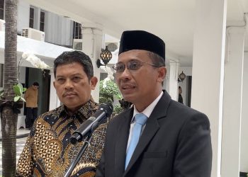 Direktur Utama BPJS Kesehatan, Mayjen TNI (Purn) Prihati Pujowaskito (kanan) didampingi pejabat lama Prof. dr. Ali Ghufron Mukti, M.Sc., Ph.D., AAK.(Foto: Ist./ KOMPAS.com).
