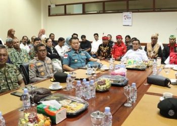 Suasana mediasi suku Dayak dan suku dari Nusa Tenggara Timur di Kantor Bupati Nunukan. (Foto: Ist./Dok. Istimewa).