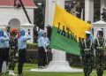 Calon Paskibraka menurunkan bendera saat gladi kotor Upacara Penurunan Bendera Merah Putih di halaman Istana Merdeka, Jakarta, Rabu, 13 Agustus 2026. (Foto: Ist./Galih Pradipta)