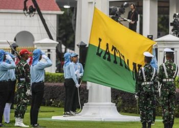 Calon Paskibraka menurunkan bendera saat gladi kotor Upacara Penurunan Bendera Merah Putih di halaman Istana Merdeka, Jakarta, Rabu, 13 Agustus 2026. (Foto: Ist./Galih Pradipta)