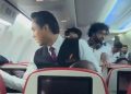 Suasana di dalam pesawat Batik Air usai seorang penumpang coba buka paksa pintu Darurat (Foto: Ist./ Tangkapan layar).