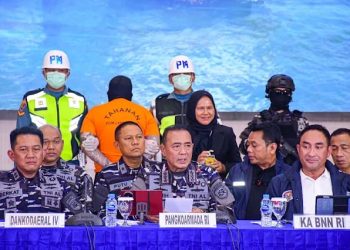 Panglima Koarmada RI, Laksdya TNI Dr. Denih Hendrata, S.E., M.M.(tengah) didampingi Dankodaeral IV Laksda TNI Berkat Widjanarko, S.E., M.Tr.Opsla.,memberikan keterangan pers pengungkapan penyelundupan narkotika. (Foto: Ist./ wartapembaruan.co.id).