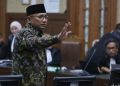 Mantan Menteri Agama (Menag), Yaqut Cholil Qoumas (baju batik) saat di hadapan majelis hakim yang memeriksa perkara kuota haji. (Foto: Ist./ detikcom).