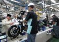 Presiden Prabowo Subianto saat meninjau dari dekat motor listrik nasional pada Kamis, 13 Agustus 2026 di Fasilitas Produksi ALVA, Cikarang, Kabupaten Bekasi, Provinsi Jawa Barat.
(Foto: Ist./Dok. Sekretariat Presiden).