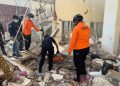 Personel Kantor SAR Maumere, mengevakuasi korban bangunan roboh akibat guncangan gempa bumi bermagnitudo 7,7 di Mbay, Nagekeo, Nusa Tenggara Timur, Sabtu, 15 Agustus 2026. (Foto: Ist./Kantor SAR Maumere).
