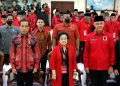 Ketua Umum PDI Perjuangan Megawati Soekarnoputri) saat diapit Joko Widodo (kiri) dan Ganjar Pranowo (kanan). (Foto: Ist./ fajar.co.id).