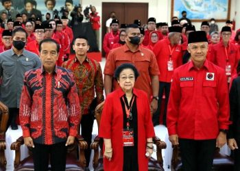Ketua Umum PDI Perjuangan Megawati Soekarnoputri) saat diapit Joko Widodo (kiri) dan Ganjar Pranowo (kanan). (Foto: Ist./ fajar.co.id).