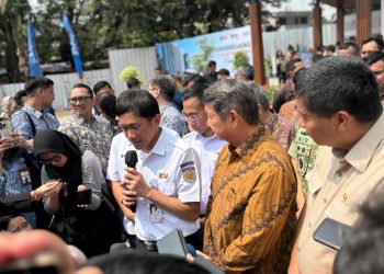Direktur Utama PT KAI, Bobby Rasyidin (pegang microphone) saat ditanya pers usai groundbreaking hunian Manggarai, Jakarta, Jumat, 21 Agustus 2026. (Foto: Ist./ Infobank).