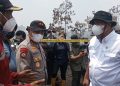 Kapolda Riau, Irjen Herry Heryawan saat mendampingi Menteri LH Mohammad Jumhur Hidayat (kanan) meninjau karhutla di Desa Rimbo Panjang, Kecamatan Tambang, Kabupaten Kampar, Riau, Sabtu,  22 Agustus 2026. (Foto: Ist./ Kompas.com).