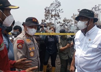 Kapolda Riau, Irjen Herry Heryawan saat mendampingi Menteri LH Mohammad Jumhur Hidayat (kanan) meninjau karhutla di Desa Rimbo Panjang, Kecamatan Tambang, Kabupaten Kampar, Riau, Sabtu,  22 Agustus 2026. (Foto: Ist./ Kompas.com).