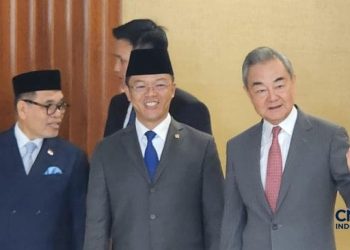 Menteri Luar Negeri China Wang Yi (kanan) melambaikan tangan saat berjalan bersama Menlu RI Sugiono (tengah) pada hari pertemuan di Kementerian Luar Negeri di Jakarta, Indonesia, Sabtu, 21 Agustus 2026. (Foto: Ist./ cnbcindonesia.com).