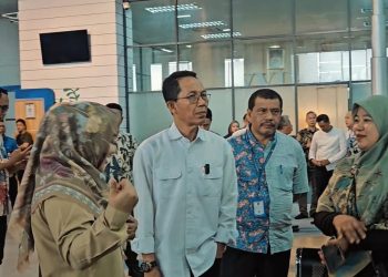 Kepala BP Batam, Amsakar Achmad (baju putih tengah) ketika berada di gedung PTSP. (Foto: Humas BP).