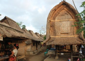 Arsitektur unik Rumah Bale di Kampung Adat Sade, Lombok Tengah yang selalu dikunjungi wisatawan. Bangunan sejenis itu kini musnah terbakar. (Foto: Ist./ Travelling the world).