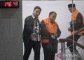 Rektor Universitas Jenderal Soedirman (Unsoed), Akhmad Sodiq (tengah) dan Wakil Rektor Bidang Kemahasiswaan Norman Arie Prayogo (kanan) berjalan menuju mobil tahanan seusai menjalani pemeriksaan di Gedung Merah Putih KPK, Jakarta, Sabtu, 22 Agustus 2026 dini hari. (Foto: Ist./M Risyal Hidayat).