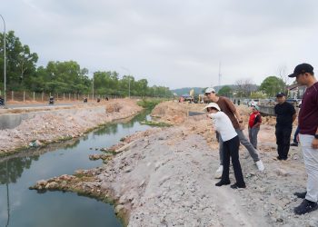Wakil Kepala BP Batam, Li Claudia tinjau titik banjir di sejumlah lokasi. (Foto: Humas BP).