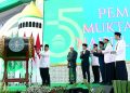 Presiden Prabowo Subianto (kiri) saat menabuh beduk tanda pembukaan Muktamar NU ke 35 di Lapangan Untung Surapati, Pondok Pesantren Bahrul Ulum Tambakberas, Kabupaten Jombang, Provinsi Jawa Timur, pada Kamis, 27 Agustus 2026. (Foto: Ist./ predidenri.go.id).