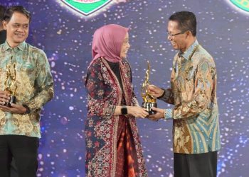 Wali Kota Batam mendapat penghargaan nasional kategori Daerah Peduli Layanan Publik dan Keterbukaan Informasi. (Foto: Diskominfo).