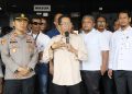 Wali Kota Batam, Amsakar Achmad temui para pekerja PT Ghim Li di depan kantor Wali Kota Batam. (Foto: Diskominfo).