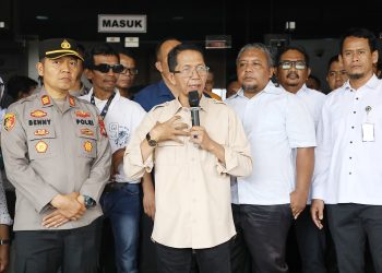 Wali Kota Batam, Amsakar Achmad temui para pekerja PT Ghim Li di depan kantor Wali Kota Batam. (Foto: Diskominfo).
