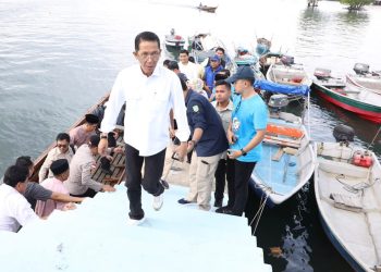 Wali Kota Batam, Amsakar Achmad menghadiri peluncuran tim Cakalang di Kampung Nelayan Merah Putih, Pulau Kasu, Belakang Padang. (Foto: Diskominfo).