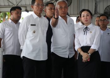 Kepala BP dan wakilnya dan Anggota/Deputi Bidang Pengusahaan BP Batam kawal pemulihan air yang bocor di kawasan Muka Kuning Batam. (Foto: Humas BP).