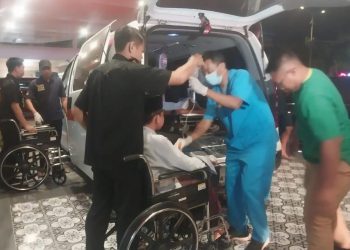 Kesibukan petugas saat mengevakuasi santri ke RSUD Sidoarjo. (Foto: Ist./ TIMES Indonesia).