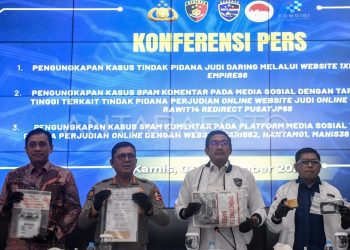 Direktur Tindak Pidana Siber (Dirtipidsiber) Bareskrim Polri Brigjen Pol Adex Yudiswan (kedua kanan) dan Direktur Pengendalian Ruang Digital pada Direktorat Jenderal Pengawasan Ruang Digital Komdigi Safriansyah Yanwar Rosyadi (kiri) menunjukan barang bukti saat pengungkapan kasus kejahatan siber di Gedung Awaloedin Djamin Bareskrim Polri, Jakarta, Kamis, 3 September 2026. (Foto: Ist./ cnbcindonesia.com).