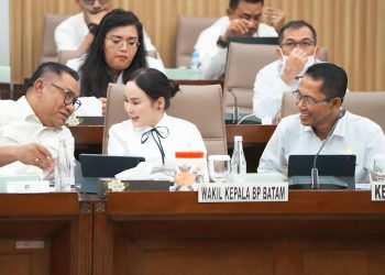Kepala BP Batam, Amsakar Achmad dan wakilnya memaparkan kondisi pertumbuhan ekonomi di Batam melebihi nasional. (Foto: Humas BP).