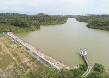 Salah satu waduk di Kota Batam tempat menampung air bersih sedang surut. (Foto: HMS./ Ist).