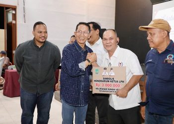 Wali Kota Batam, Amsakar Acmad serahkan secara simbolis honorarium kepada ketua LPM Batam. (Foto: Humas BP).