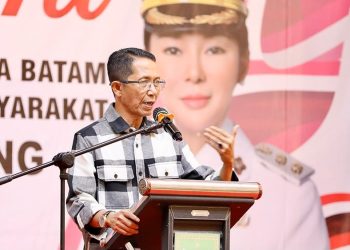 Wali Kota Batam, Amsakar Achmad tampung apirasi masyarakat Bengkong tentang berbagai permasalahan tentang banjir, sampah dan lainnya. (Foto: Diskominfo).