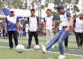 Tendangan bola pertama dilakukan oleh Wali Kota Batam, Amsakar Achmad dalam pembukaan kejuaraan minisoccer di lapangan Gama Minisoccer, Bengkong. (Foto: Diskominfo).