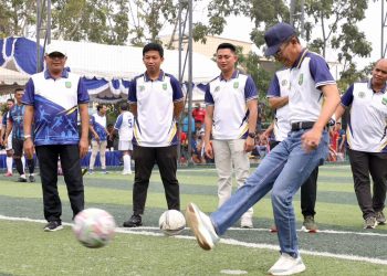 Tendangan bola pertama dilakukan oleh Wali Kota Batam, Amsakar Achmad dalam pembukaan kejuaraan minisoccer di lapangan Gama Minisoccer, Bengkong. (Foto: Diskominfo).