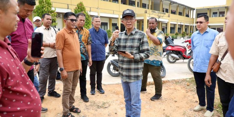 Wali Kota Batam, Amsakar Achmad, instruksikan Disdik Batam menambah ruang kelas baru di SD Negeri 013 Sekupang. (Foto: Humas BP).