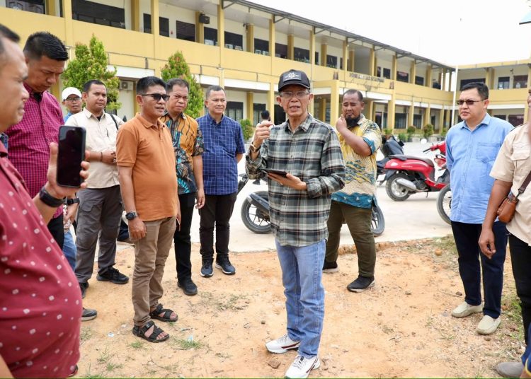 Wali Kota Batam, Amsakar Achmad, instruksikan Disdik Batam menambah ruang kelas baru di SD Negeri 013 Sekupang. (Foto: Humas BP).