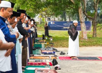 Sholat Istisqa di waduk Nongsa berdoa supaya hujan turun. (Foto: Humas BP).