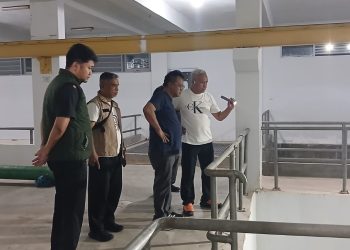 Bersama tim teknis, jajaran Direktorat Badan Usaha (BU) SPAM juga telah meninjau instalasi pengolahan air (IPA) untuk memastikan operasional fasilitas dan distribusi air kembali berjalan. (Foto: Humas BP).