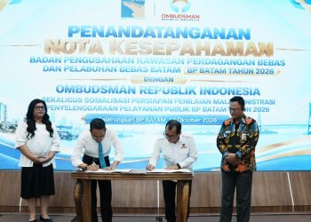 Kepala BP Batam, Amsakar Achmad menandatangani MoU dengan Ombudsman RI. (Foto: Humas BP).