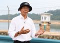 Kepala BP Batam, Amsakar Achmad meninjau salah satu waduk yang ada di Kota Batam. (Foto: Humas BP).