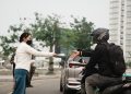 Wakil Kepala BP Batam, Li Claudia bagikan masker ke sejumlah warga karena kabut asap. (Foto: Humas BP).